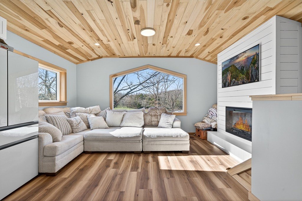 Pall Mall, Tennessee, 38577, United States, 2 Bedrooms Bedrooms, ,1.5 BathroomsBathrooms,Residential,Forsale,2010946