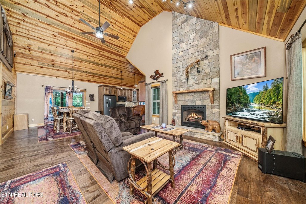 Jamestown, Tennessee, 38556, United States, 2 Bedrooms Bedrooms, ,2.5 BathroomsBathrooms,Residential,Forsale,1929822