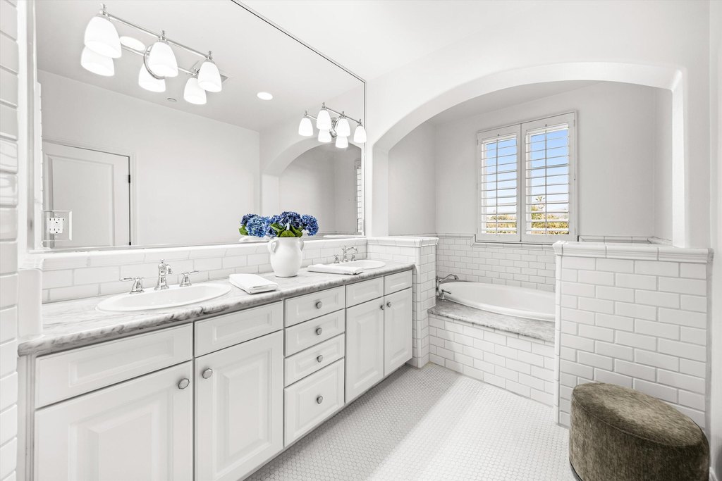 SANTA BARBARA, California, 93101, United States, 2 Bedrooms Bedrooms, ,2.5 BathroomsBathrooms,Residential,Forsale,2004320