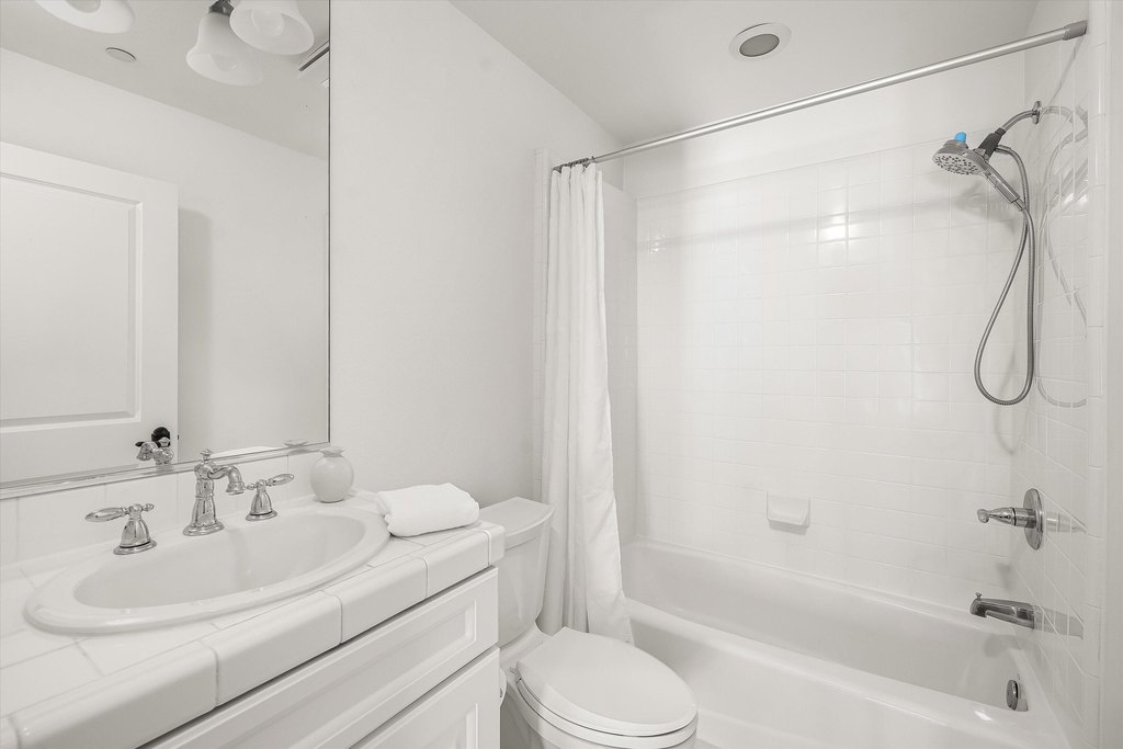 SANTA BARBARA, California, 93101, United States, 2 Bedrooms Bedrooms, ,2.5 BathroomsBathrooms,Residential,Forsale,2004320