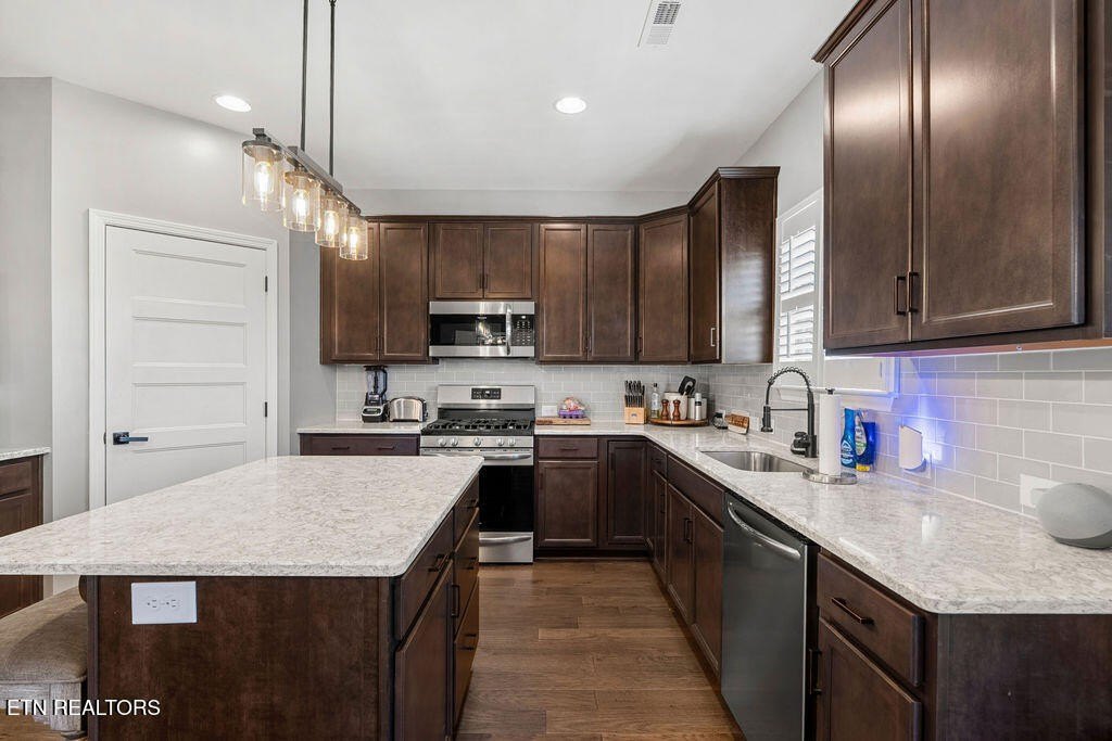 Lenoir City, Tennessee, 37771, United States, 4 Bedrooms Bedrooms, ,3.5 BathroomsBathrooms,Residential,Forsale,1973586