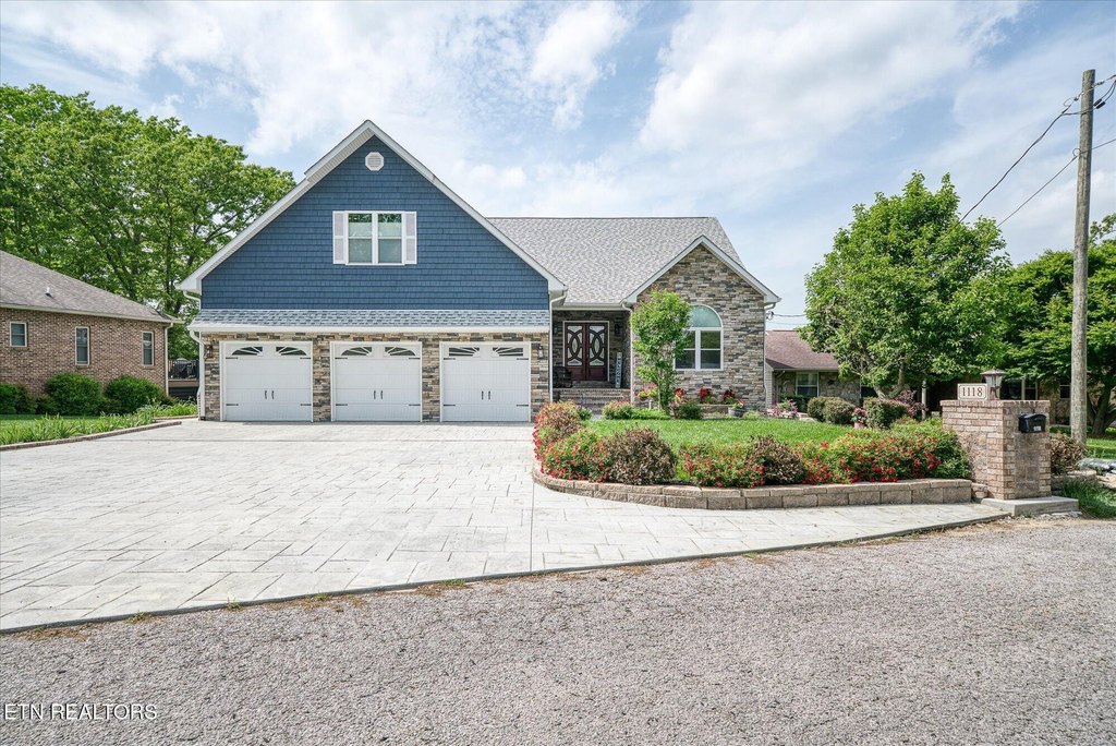 Crossville, Tennessee, 38572, United States, 3 Bedrooms Bedrooms, ,3.5 BathroomsBathrooms,Residential,Forsale,1886022