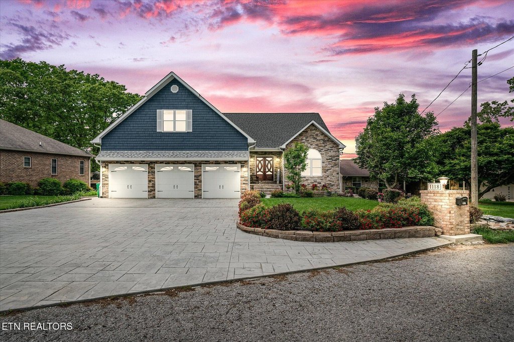 Crossville, Tennessee, 38572, United States, 3 Bedrooms Bedrooms, ,3.5 BathroomsBathrooms,Residential,Forsale,1886022