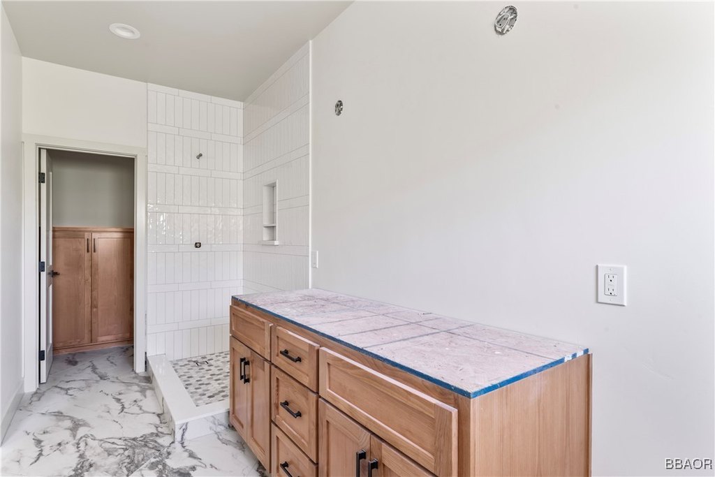 Lake Arrowhead, California, 92352, United States, 3 Bedrooms Bedrooms, ,4 BathroomsBathrooms,Residential,Forsale,1886286