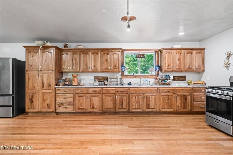 Deer Lodge, Tennessee, 37726, United States, 6 Bedrooms Bedrooms, ,2 BathroomsBathrooms,Residential,Forsale,1929820