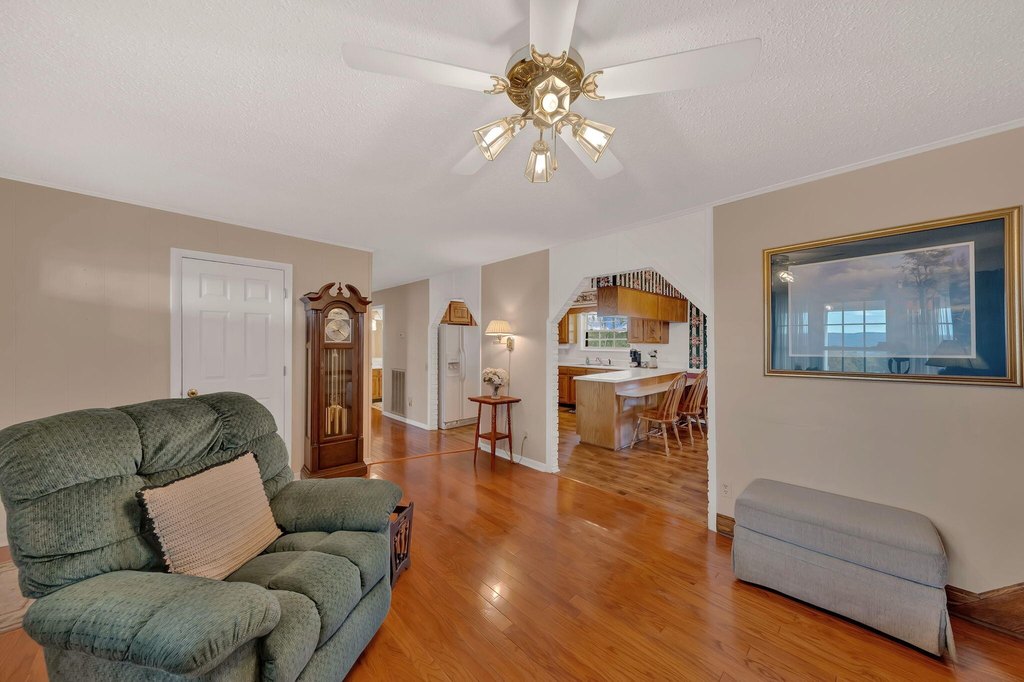 Sneedville, Tennessee, 37869, United States, 4 Bedrooms Bedrooms, ,3 BathroomsBathrooms,Residential,Forsale,1988736