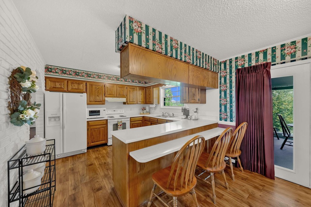 Sneedville, Tennessee, 37869, United States, 4 Bedrooms Bedrooms, ,3 BathroomsBathrooms,Residential,Forsale,1988736