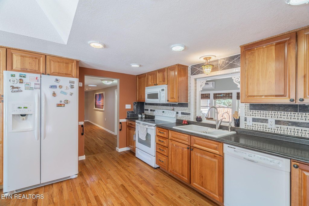 Lenoir City, Tennessee, 37772, United States, 3 Bedrooms Bedrooms, ,3 BathroomsBathrooms,Residential,Forsale,1973613