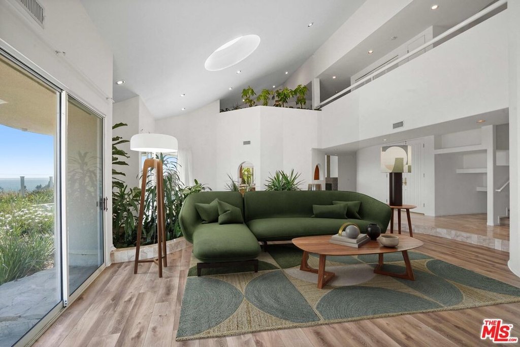 Malibu, California, 90265, United States, 4 Bedrooms Bedrooms, ,5 BathroomsBathrooms,Residential,Forsale,2001439