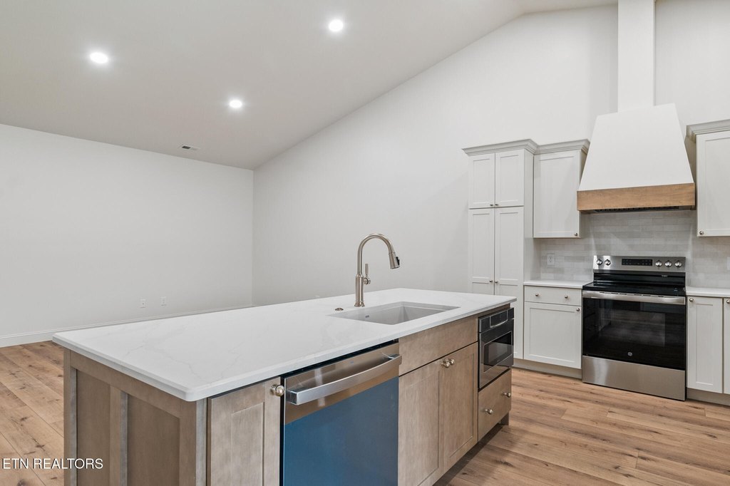 Clinton, Tennessee, 37716, United States, 3 Bedrooms Bedrooms, ,3 BathroomsBathrooms,Residential,Forsale,1999454