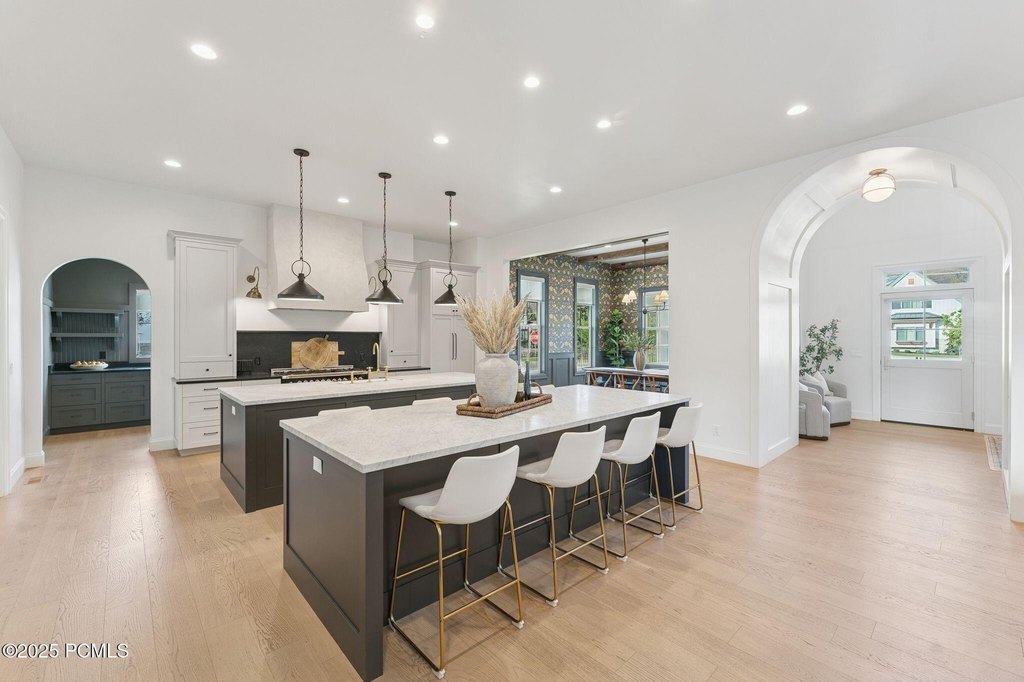 Midway, Utah, 84049, United States, 5 Bedrooms Bedrooms, ,4.5 BathroomsBathrooms,Residential,Forsale,2000237