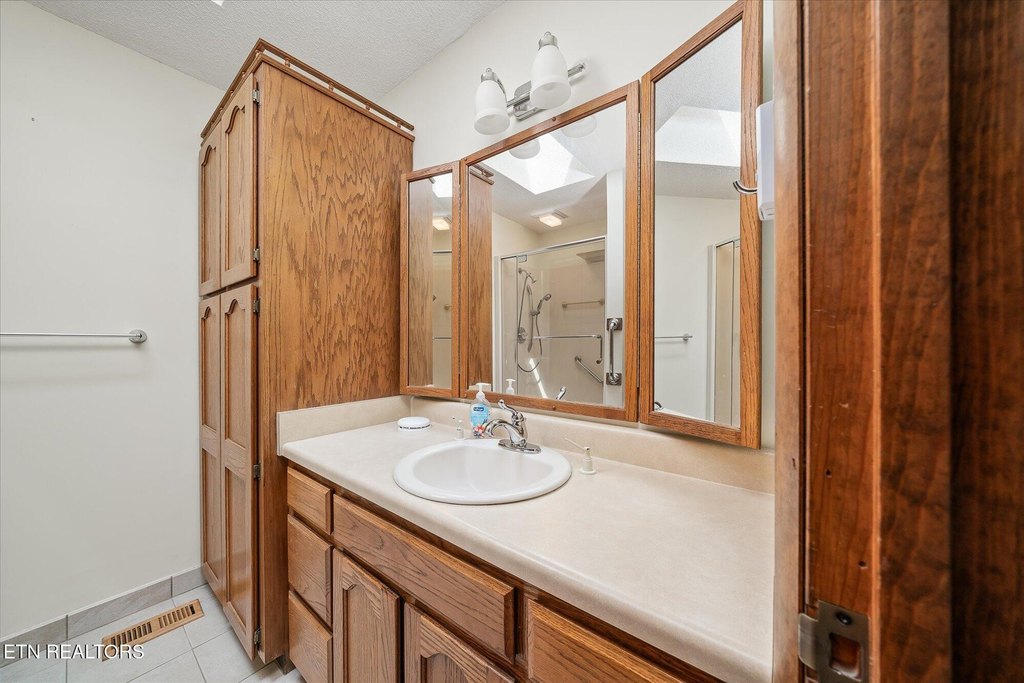 Crossville, Tennessee, 38558, United States, 2 Bedrooms Bedrooms, ,2 BathroomsBathrooms,Residential,Forsale,1907858