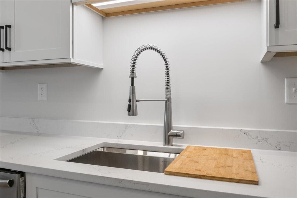 Kittery, Maine, 03904, United States, 2 Bedrooms Bedrooms, ,2 BathroomsBathrooms,Residential,Forsale,1952886