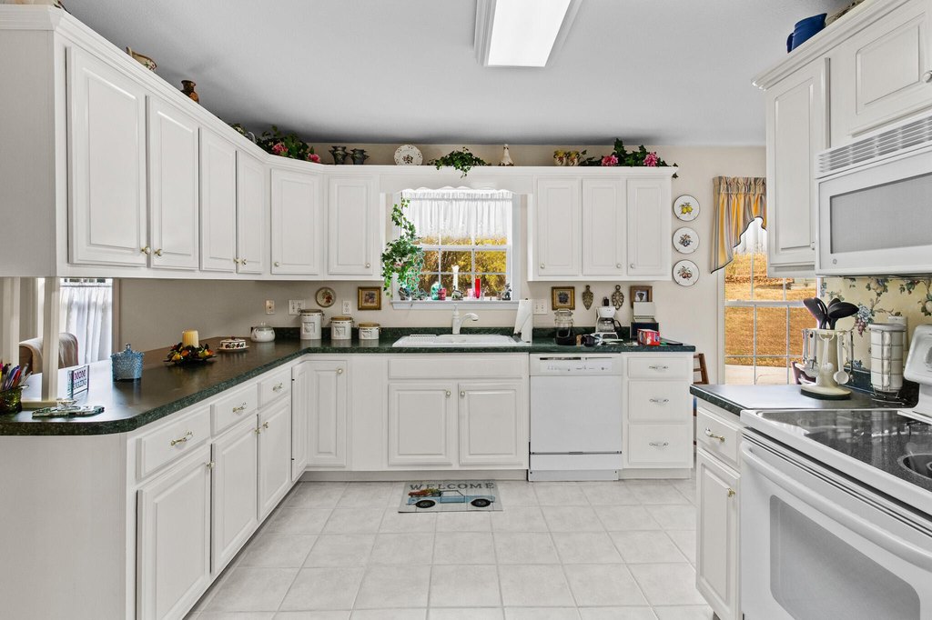 Dayton, Tennessee, 37321, United States, 3 Bedrooms Bedrooms, ,3.5 BathroomsBathrooms,Residential,Forsale,2009591