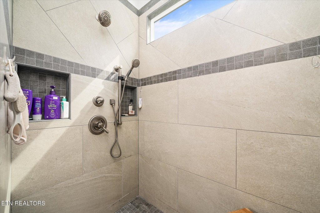 Crossville, Tennessee, 38572, United States, 3 Bedrooms Bedrooms, ,4.5 BathroomsBathrooms,Residential,Forsale,2010940