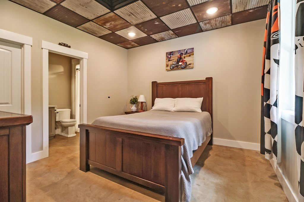 Jamestown, Tennessee, 38556, United States, 4 Bedrooms Bedrooms, ,4 BathroomsBathrooms,Residential,Forsale,1929826