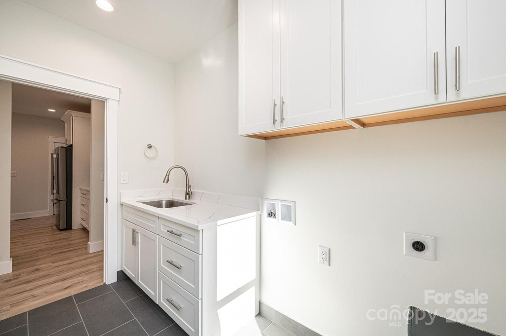 Hickory, North Carolina, 28601, United States, 4 Bedrooms Bedrooms, ,3 BathroomsBathrooms,Residential,Forsale,2007717