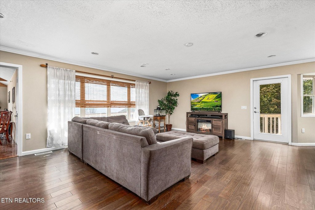 Crossville, Tennessee, 38555, United States, 3 Bedrooms Bedrooms, ,3.5 BathroomsBathrooms,Residential,Forsale,2010941