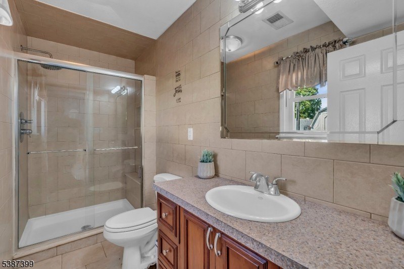 Linden City, New Jersey, 07036, United States, 3 Bedrooms Bedrooms, ,2 BathroomsBathrooms,Residential,Forsale,1994039