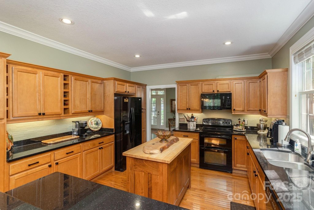 Flat Rock, North Carolina, 28731, United States, 3 Bedrooms Bedrooms, ,3 BathroomsBathrooms,Residential,Forsale,1985995