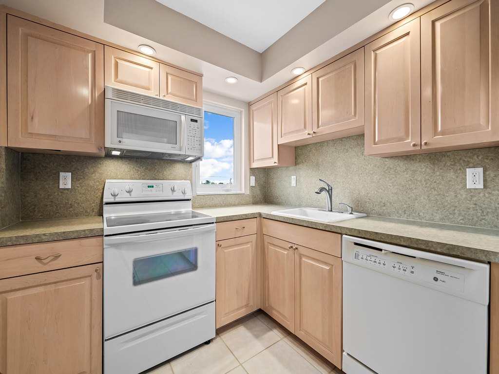 Highland Beach, Florida, 33487, United States, 2 Bedrooms Bedrooms, ,2 BathroomsBathrooms,Residential,Forsale,1969926