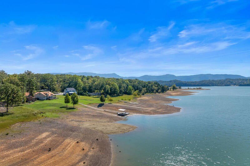 Dandridge, Tennessee, 37725, United States, 5 Bedrooms Bedrooms, ,4.5 BathroomsBathrooms,Residential,Forsale,1962203