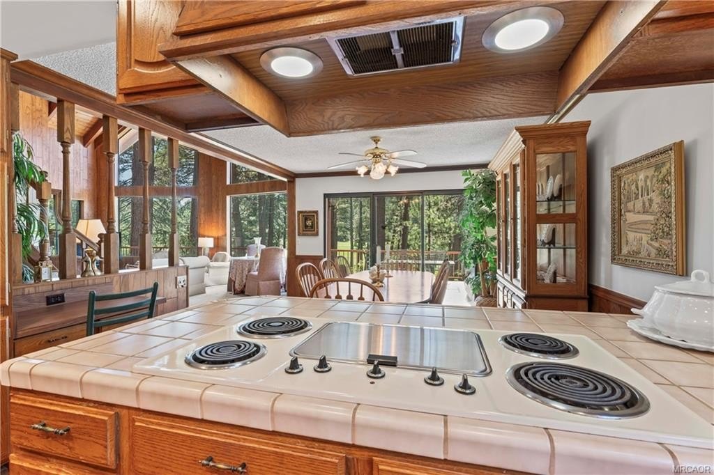 Lake Arrowhead, California, 92352, United States, 5 Bedrooms Bedrooms, ,5 BathroomsBathrooms,Residential,Forsale,1886287