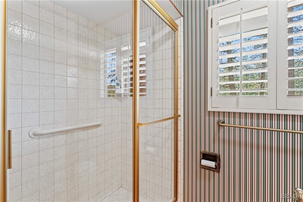 Lake Arrowhead, California, 92352, United States, 5 Bedrooms Bedrooms, ,5 BathroomsBathrooms,Residential,Forsale,1886287