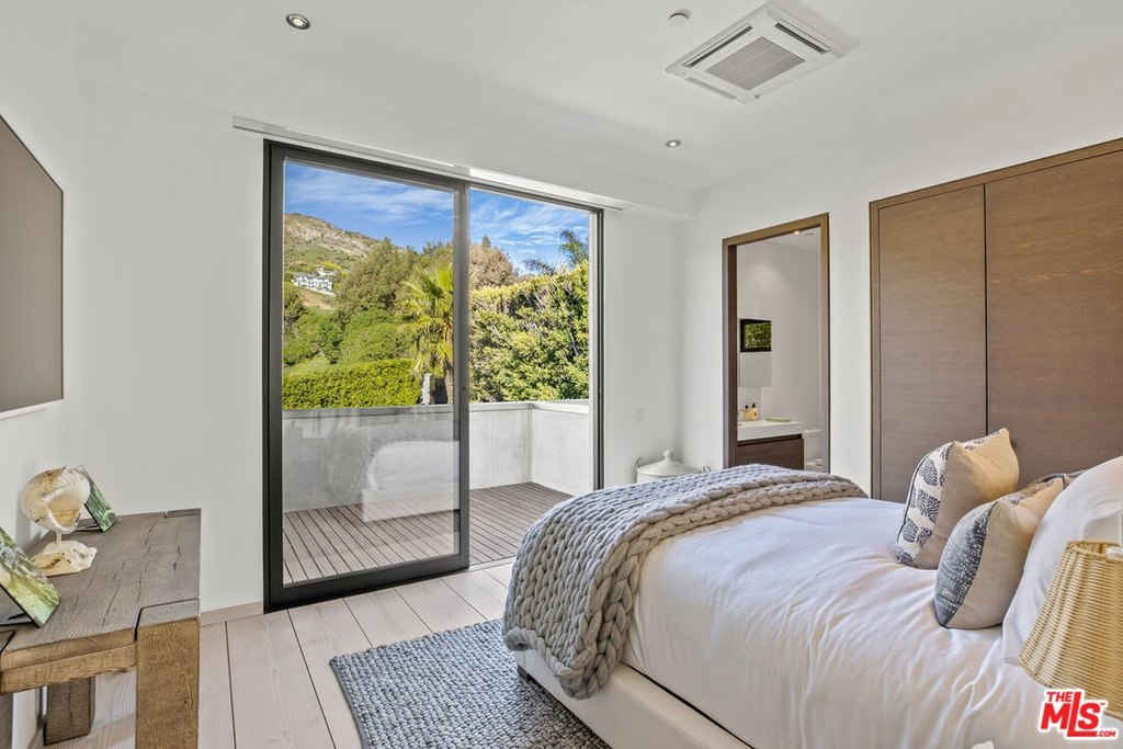 MALIBU, California, 90265, United States, 3 Bedrooms Bedrooms, ,4 BathroomsBathrooms,Residential,Forsale,2001429