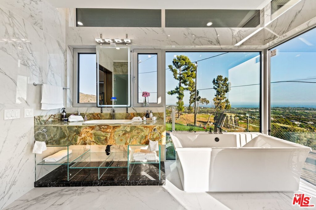 Malibu, California, 90265, United States, 3 Bedrooms Bedrooms, ,3 BathroomsBathrooms,Residential,Forsale,1985955