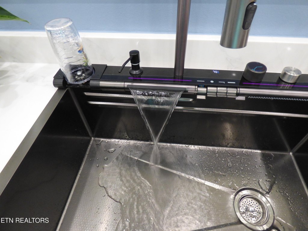 Crossville, Tennessee, 38572, United States, 2 Bedrooms Bedrooms, ,2.5 BathroomsBathrooms,Residential,Forsale,1996593