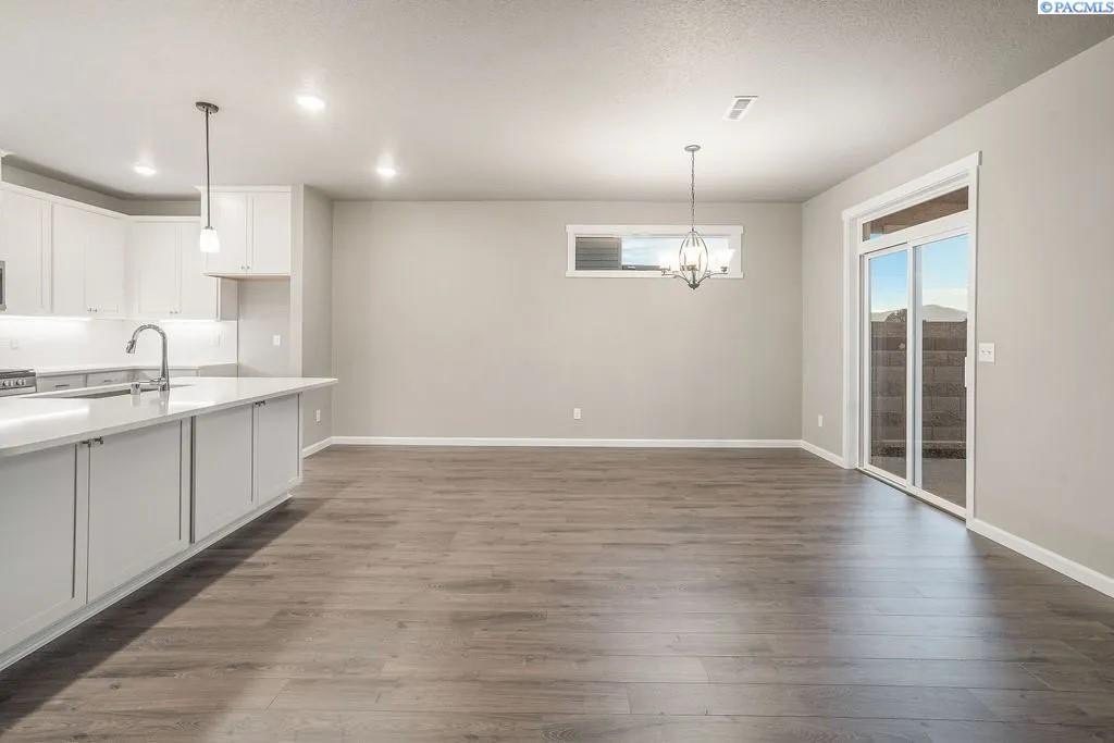 West Richland, Washington, 99353, United States, 4 Bedrooms Bedrooms, ,2 BathroomsBathrooms,Residential,Forsale,1990697