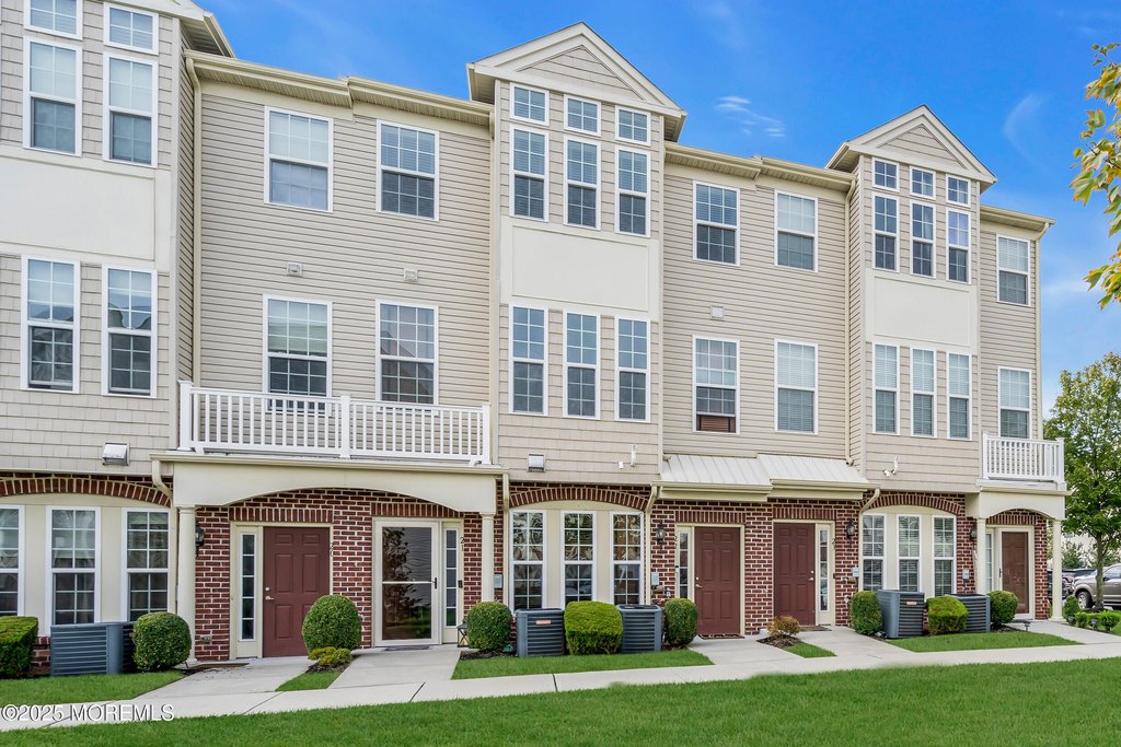 Tinton Falls, New Jersey, 07753, United States, 2 Bedrooms Bedrooms, ,2.5 BathroomsBathrooms,Residential,Forsale,1994029