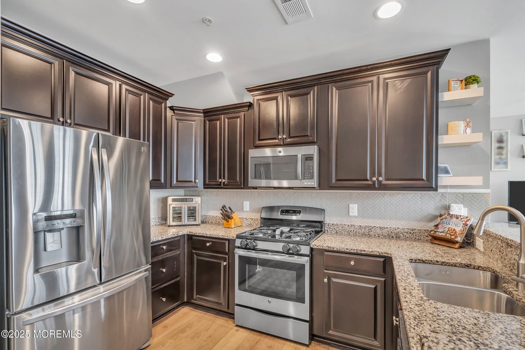 Tinton Falls, New Jersey, 07753, United States, 2 Bedrooms Bedrooms, ,2.5 BathroomsBathrooms,Residential,Forsale,1994029