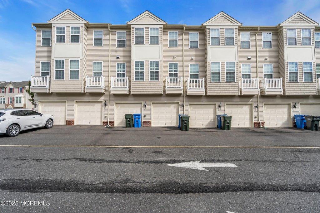 Tinton Falls, New Jersey, 07753, United States, 2 Bedrooms Bedrooms, ,2.5 BathroomsBathrooms,Residential,Forsale,1994029