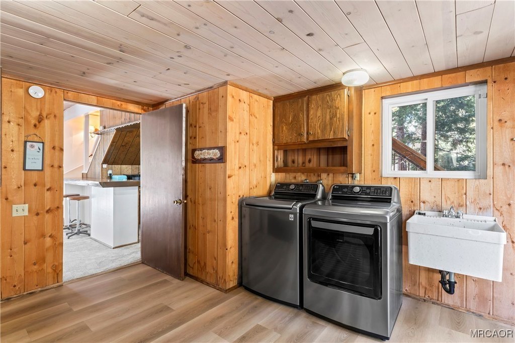 Lake Arrowhead, California, 92352, United States, 3 Bedrooms Bedrooms, ,2.5 BathroomsBathrooms,Residential,Forsale,2004859