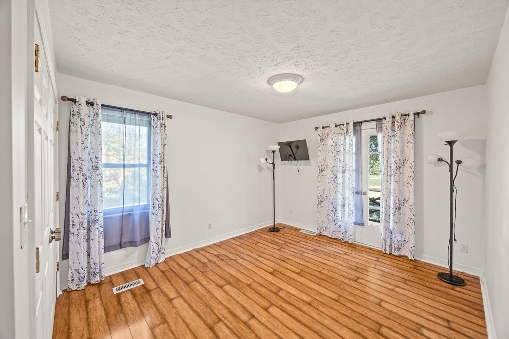 Byrdstown, Tennessee, 38549, United States, 2 Bedrooms Bedrooms, ,3 BathroomsBathrooms,Residential,Forsale,1996611