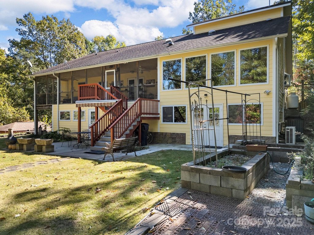 Landrum, South Carolina, 29356, United States, 2 Bedrooms Bedrooms, ,2.5 BathroomsBathrooms,Residential,Forsale,2004298