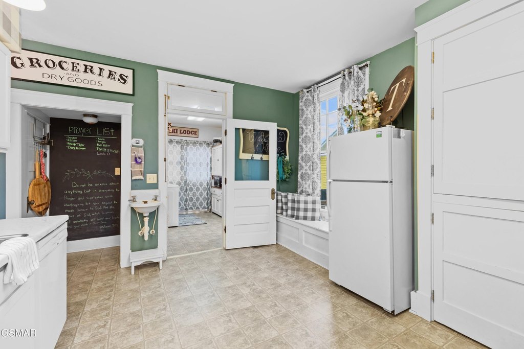 Dandridge, Tennessee, 37725, United States, 3 Bedrooms Bedrooms, ,2 BathroomsBathrooms,Residential,Forsale,1988735