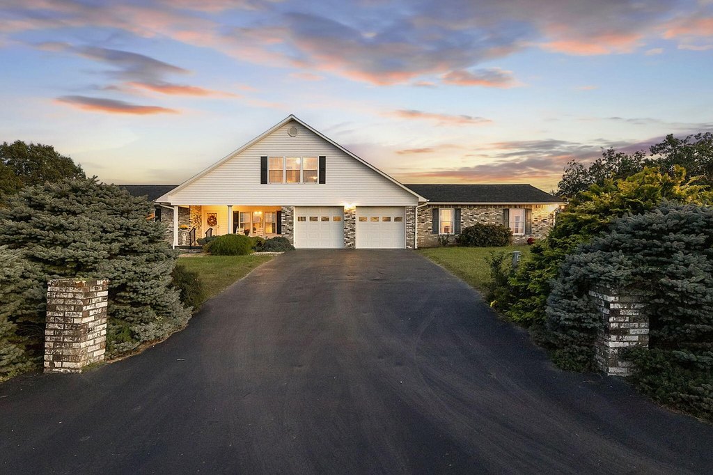 Sneedville, Tennessee, 37869, United States, 4 Bedrooms Bedrooms, ,3 BathroomsBathrooms,Residential,Forsale,1988736