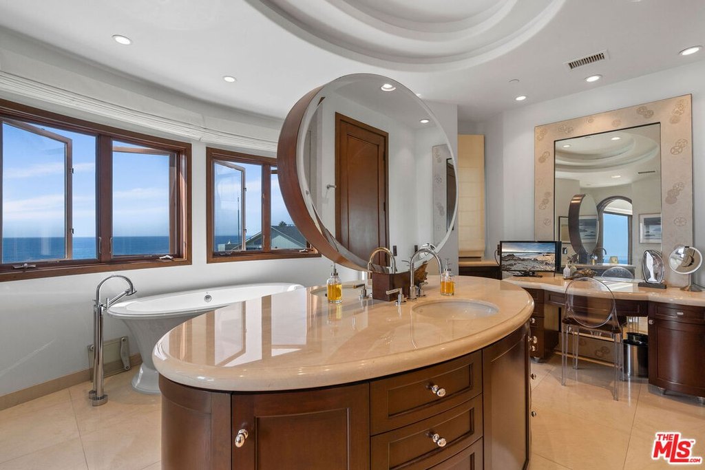 Malibu, California, 90265, United States, 3 Bedrooms Bedrooms, ,3.5 BathroomsBathrooms,Residential,Forsale,2001426