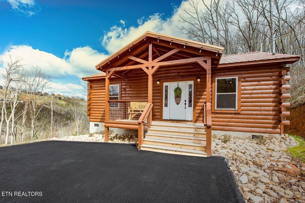 Gatlinburg, Tennessee, 37738, United States, 4 Bedrooms Bedrooms, ,4 BathroomsBathrooms,Residential,Forsale,1910238