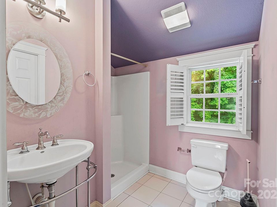 Hendersonville, North Carolina, 28739, United States, 3 Bedrooms Bedrooms, ,3 BathroomsBathrooms,Residential,Forsale,1986001