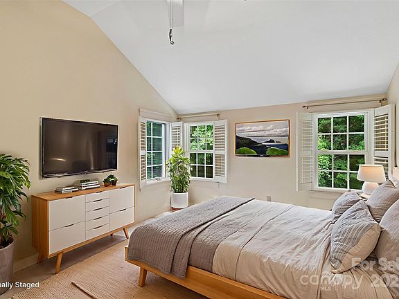 Hendersonville, North Carolina, 28739, United States, 3 Bedrooms Bedrooms, ,3 BathroomsBathrooms,Residential,Forsale,1986001