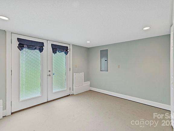 Hendersonville, North Carolina, 28739, United States, 3 Bedrooms Bedrooms, ,3 BathroomsBathrooms,Residential,Forsale,1986001