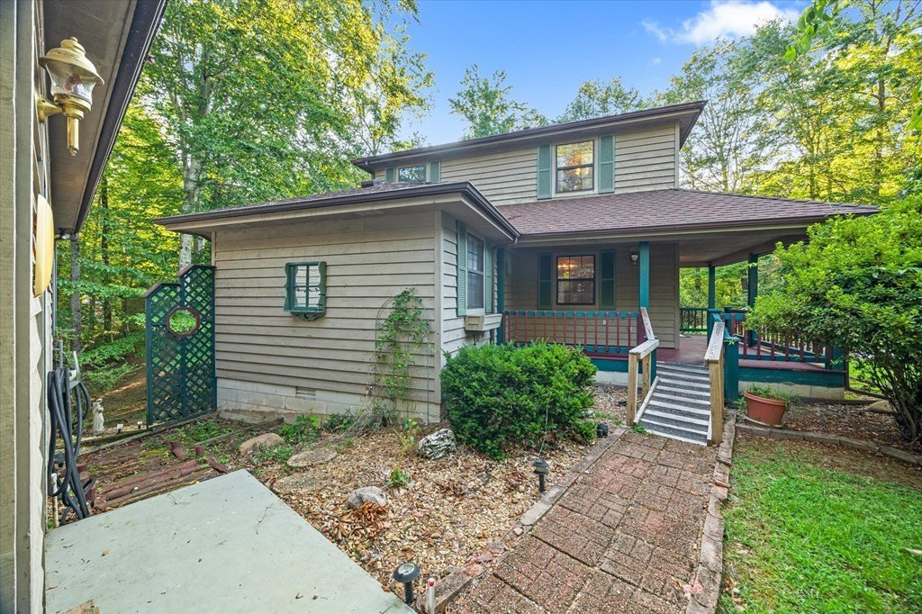 Byrdstown, Tennessee, 38549, United States, 4 Bedrooms Bedrooms, ,2.5 BathroomsBathrooms,Residential,Forsale,1929852