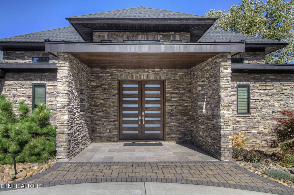 Loudon, Tennessee, 37774, United States, 5 Bedrooms Bedrooms, ,4.5 BathroomsBathrooms,Residential,Forsale,1999436