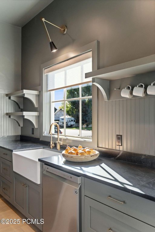 Midway, Utah, 84049, United States, 5 Bedrooms Bedrooms, ,4.5 BathroomsBathrooms,Residential,Forsale,2000237