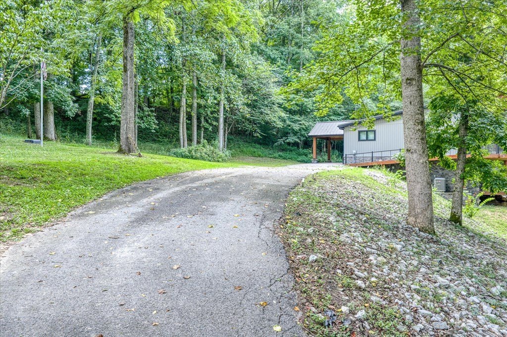 Byrdstown, Tennessee, 38549, United States, 3 Bedrooms Bedrooms, ,4 BathroomsBathrooms,Residential,Forsale,1929851