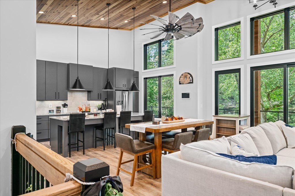 Byrdstown, Tennessee, 38549, United States, 3 Bedrooms Bedrooms, ,4 BathroomsBathrooms,Residential,Forsale,1929851